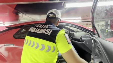 Gençler emniyet kemerinin önemini atılan takla sonrası anladı