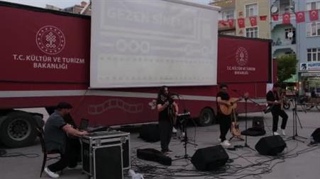 Gezen sinema tırı, Karamanlılarla buluştu
