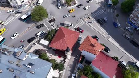 Mahalle adını bu camiden alıyor, minaresindeki zincirler ile dikkat çekiyor