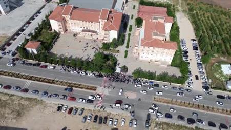 Karaman’da LGS heyecanı: Kimliğini unutan öğrencilerin yardımına polis ve veliler koştu