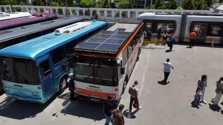 Hurda olarak aldıkları otobüsü 5 milyon liraya yürüyen eve dönüştürdüler