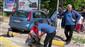 Otomobil önce kaldırıma sonra reklam tabelasına çarptı: 2 yaralı