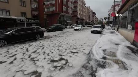Ankara’da dolu yağışı sokakları beyaza bürüdü
