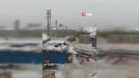 Sivas’ta kuvvetli dolu yağışı beraberinde sele neden oldu