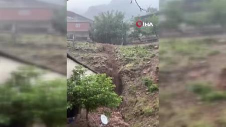 Yahyalı’da yağış sele neden oldu, evler araçlar zarar gördü