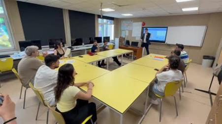 Türkiye’nin ilk doktoralı işitme engelli mühendisi ‘Özel’ öğrencilere ders veriyor
