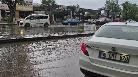 Ankara’da sağanak etkili oldu, sokaklar göle döndü
