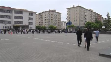 YKS’ye 2 dakika geç kalan genç gözyaşı döktü