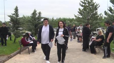 Anne oğul bitişik sınıflarda sınava girdi