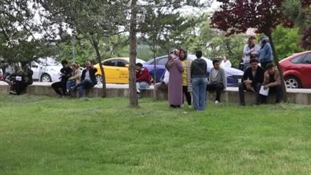 Herkes sandalye getirdi, o çadır kurdu