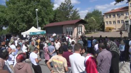 Yanlış okula geldi, sınava yetiştirmek için vatandaş seferber oldu