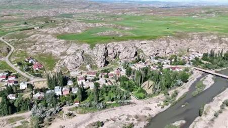 Görüntüsüyle dikkat çeken 3 bin yıllık apartman ilgi bekliyor