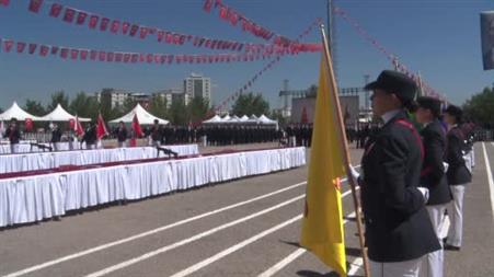 Şehit babasının izinden giderek polis oldu