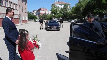 "Vali olmak istiyorum" diyen minik öğrenci karne törenine damga vurdu