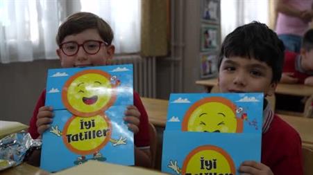 Öğrenciler karnelerini aldı, yaz tatili başladı: Ebeveynlere "dijital bağımlılık" uyarısı