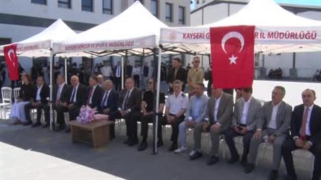 Kayseri’de protokol, öğrencilerin karne heyecanına ortak oldu