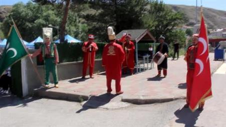 Sivas’ta öğrenciler okula güle oynaya veda etti