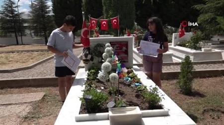 Şehit operatörün çocukları karnelerini babalarının kabrine götürdü