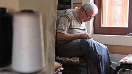 12 metrekarelik dükkanda iğne ile dokuyarak geçen ömür