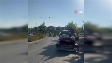 Süsleri bozulmasın diye nişan arabasını çekici üstünde tören salonuna götürdüler
