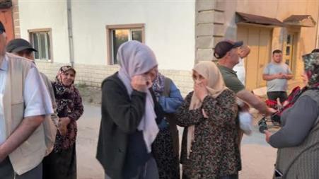 Açıkta bırakılan hayvan gübresi mahalleliyi canından bezdirdi