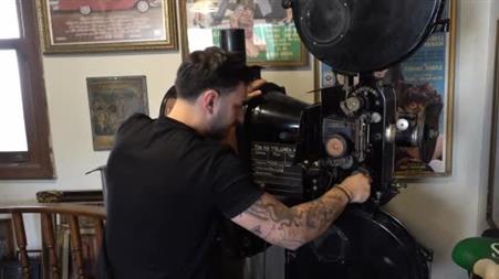 Halen çalışır vaziyetteki 98 yıllık tarihi sinema makinesi Eskişehir’de sergileniyor
