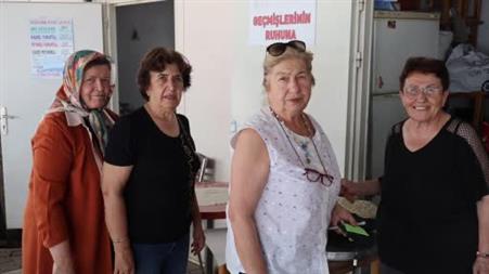 Emekli kadınlar gözleme satarak üniversitelilere destek oluyor