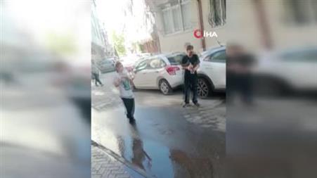 Sıcaktan bunalan gençler serinlemek için su savaşı yaptı