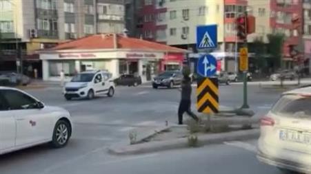 Kafasında karpuzu taşırken bir yandan da telefonla konuştu: İlginç anlar kamerada