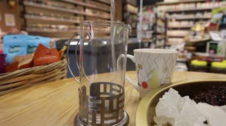 Yaz sıcaklarında doğal serinlik: Hibiskus şerbeti hem ferahlatıyor hem destek oluyor