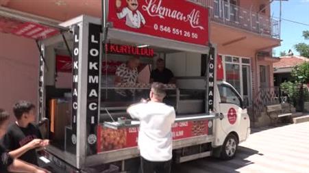 Boşanmasını lokma dağıtarak kutladı