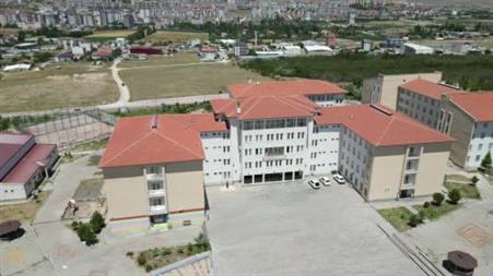 Gençler hem meslek öğreniyor hem üretiyor
