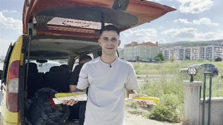 Mısır tezgahından elde ettiği gelirlerle şehir şehir dolaşarak özel öğrencileri mutlu ediyor