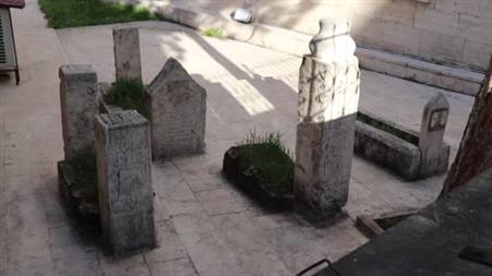 Her gün yüzlerce kişi önünden geçiyor, bu mezar tarihe ışık tutuyor