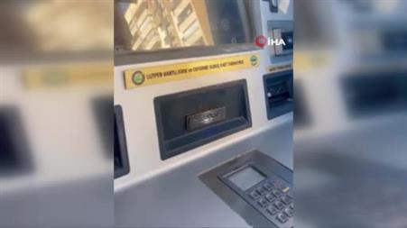 Eskişehir Büyükşehir Belediyesi’ne ait otomattan kartını ancak cımbızla alabildi