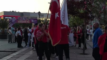 Eskişehir’de milli sporculardan 15 Temmuz’a özel Sancak Koşusu