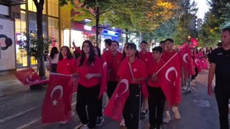 Eskişehir’de miniklerden 15 Temmuz’da anlamlı Sancak Koşusu