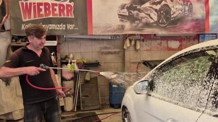 Oto yıkamacılar işlerinin daha da açılması için gurbetçileri bekliyor