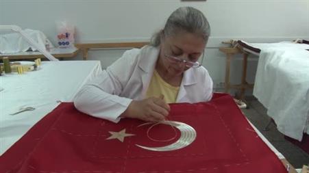 Türk bayrağı geleneksel sim sarma ve pesent teknikleriyle işleniyor