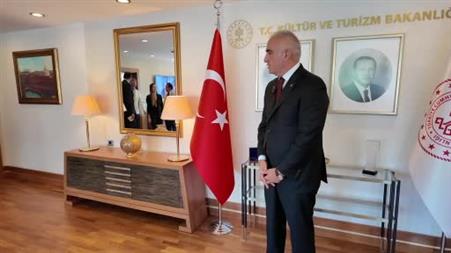 Bakan Ersoy’dan Bolşoy Tiyatrosu’nda tarihi başarıya imza atan Nilay Tahiroğlu’na tebrik