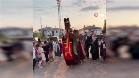 Unutulmaya yüz tutan Türkmen geleneği, düğünde eğlenceli anlar yaşattı