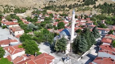 534 yıllık bu cami kıble hassasiyeti ile dikkat çekiyor