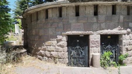 Tek parti döneminde Krematoryum(ölü yakma tesisi) olarak yapıldı, kemik deposu olarak kullanıldı