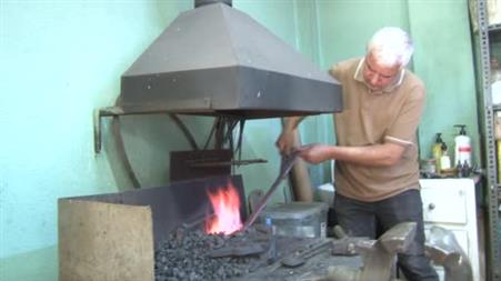 Kavuran sıcaklarda, 60 derecelik atölyede üretimden vazgeçmiyor