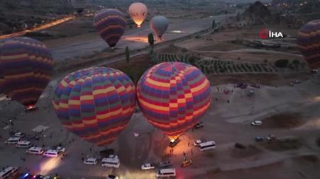 Kapadokya’da rüzgar, balon festivali programını değiştirdi