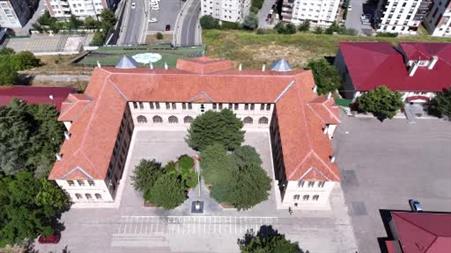 Sivas’ta 1 buçuk asırdır kesintisiz eğitim veren mektep günümüzde de eğitime ışık tutuyor