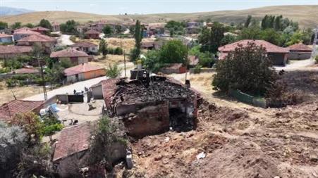 "Ağlama, canımıza bir şey olmadı" sözleri yüreklere dokunmuştu: Devlet yaşlı çifte sahip çıktı