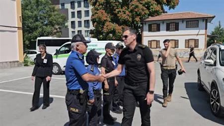 Merhum polis babasını asker selamı ile uğurladı