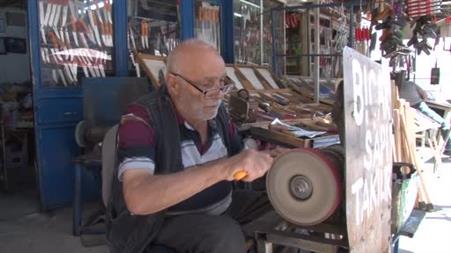 Eskişehir’de 82 yaşındaki Erhan amca, yıllardır gönlünü verdiği işi yapıyor