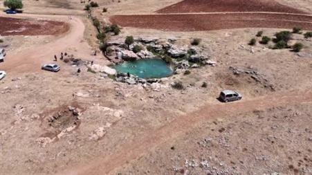 Uyuzlar şifa bulmak, gençler ise serinlemek için giriyor